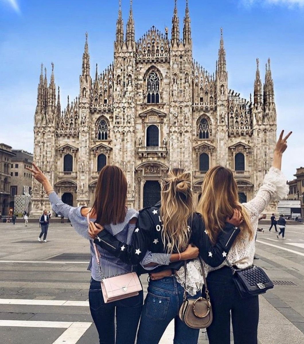 Девушка путешествует