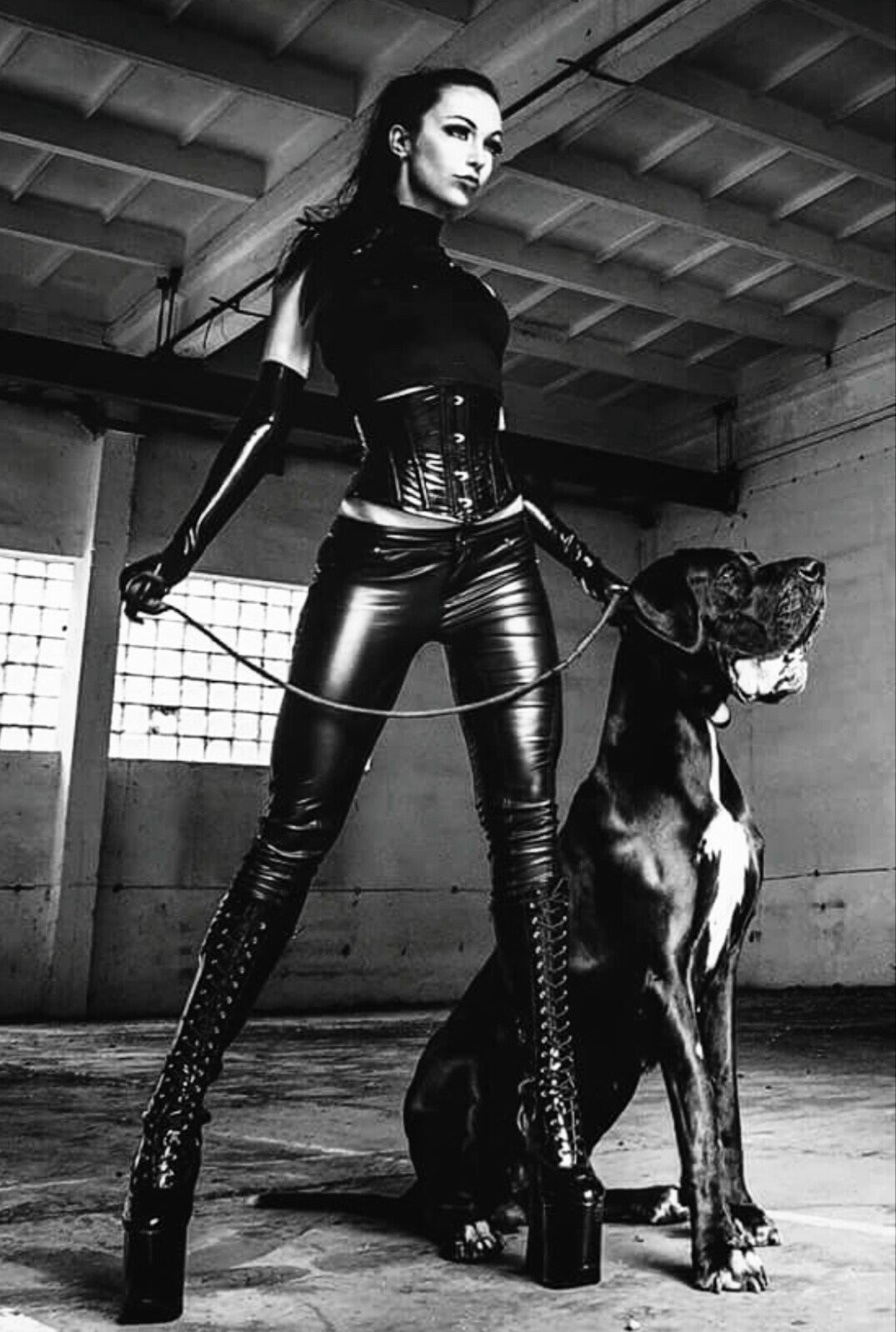 Парень в костюме лошади