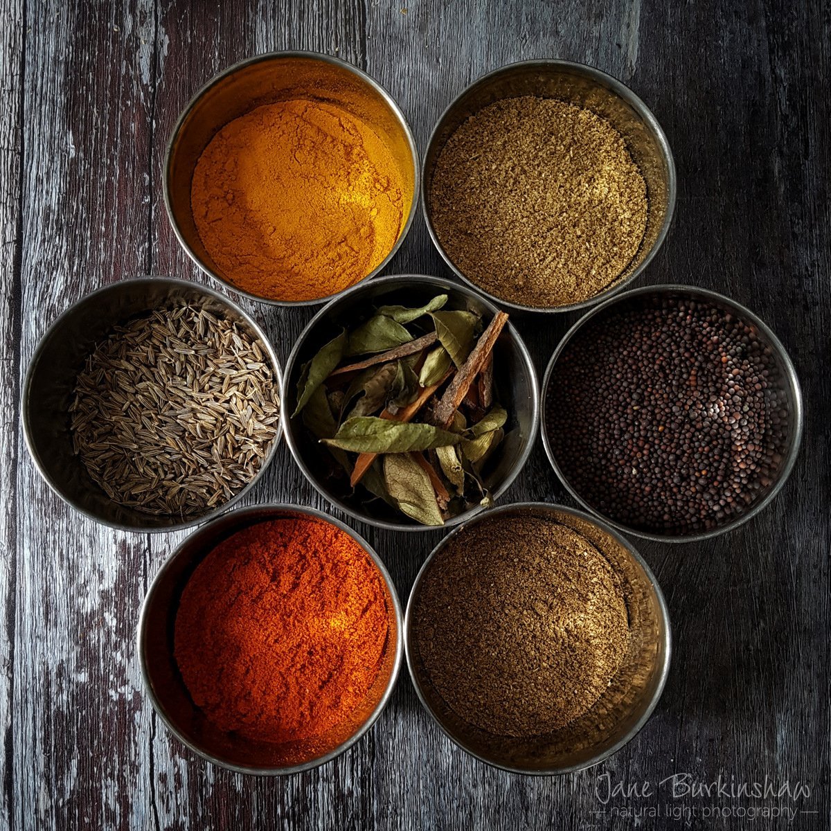 Специи на столе