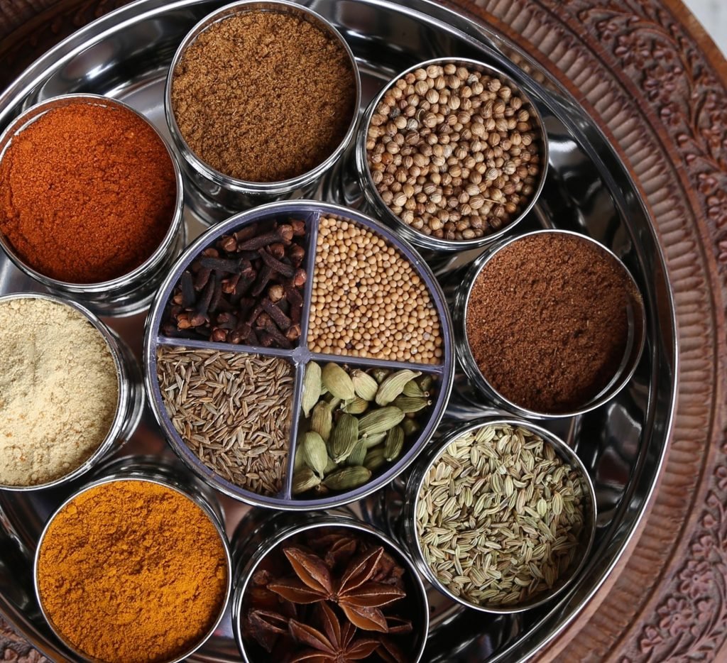 Еда на деревянном столе