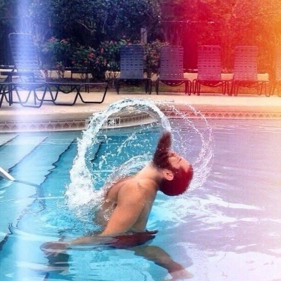 У бассейна мужики с бородой