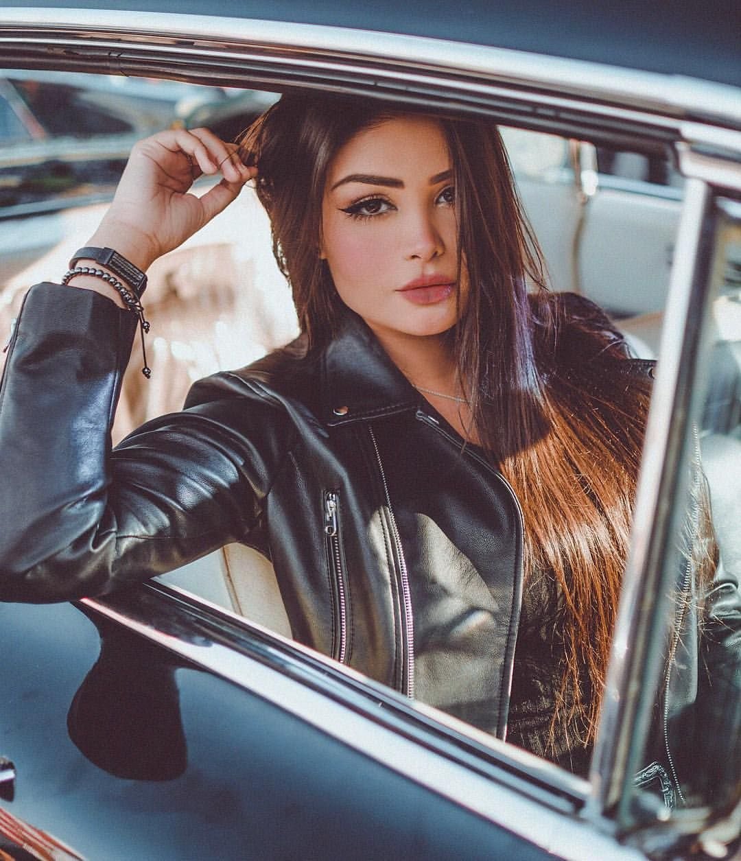 Девушка с красными губами рисунок