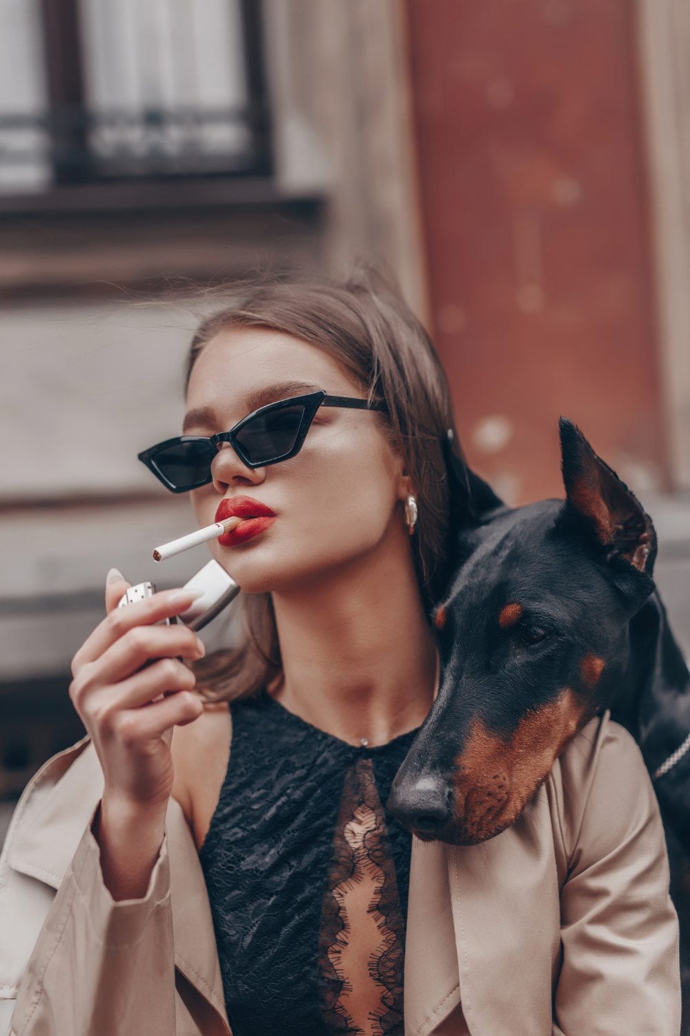 Йована Вентура с доберманом