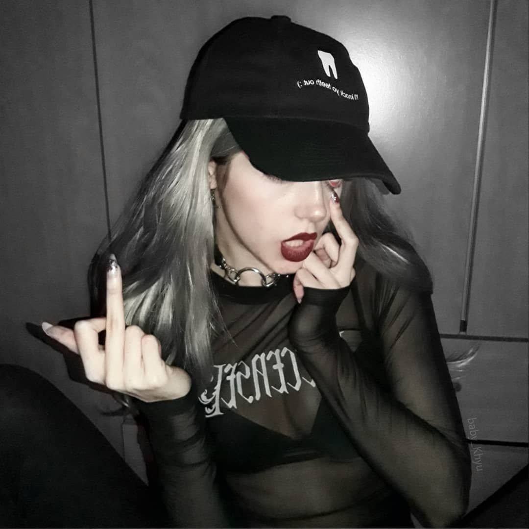 Девушка в маске с оружием