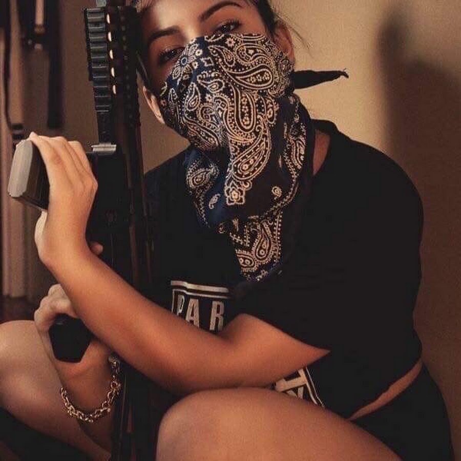 Красивая брюнетка в очках