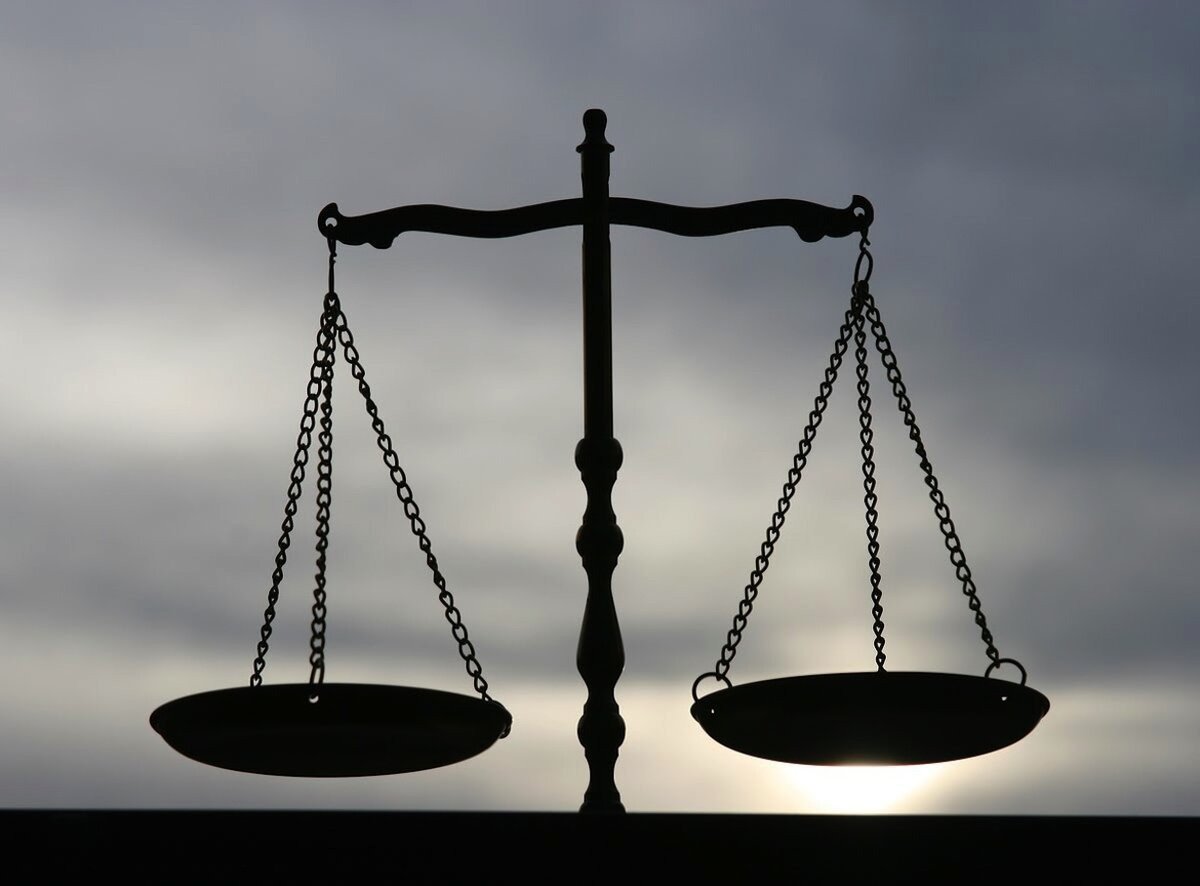 Весы юриста