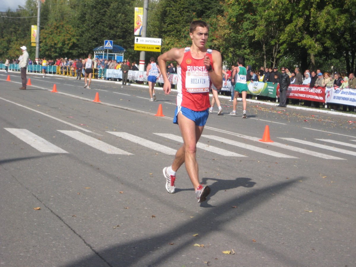 Бегуны на белом фоне