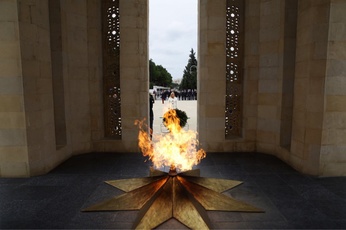 Баку аллея Шахидов вечный огонь