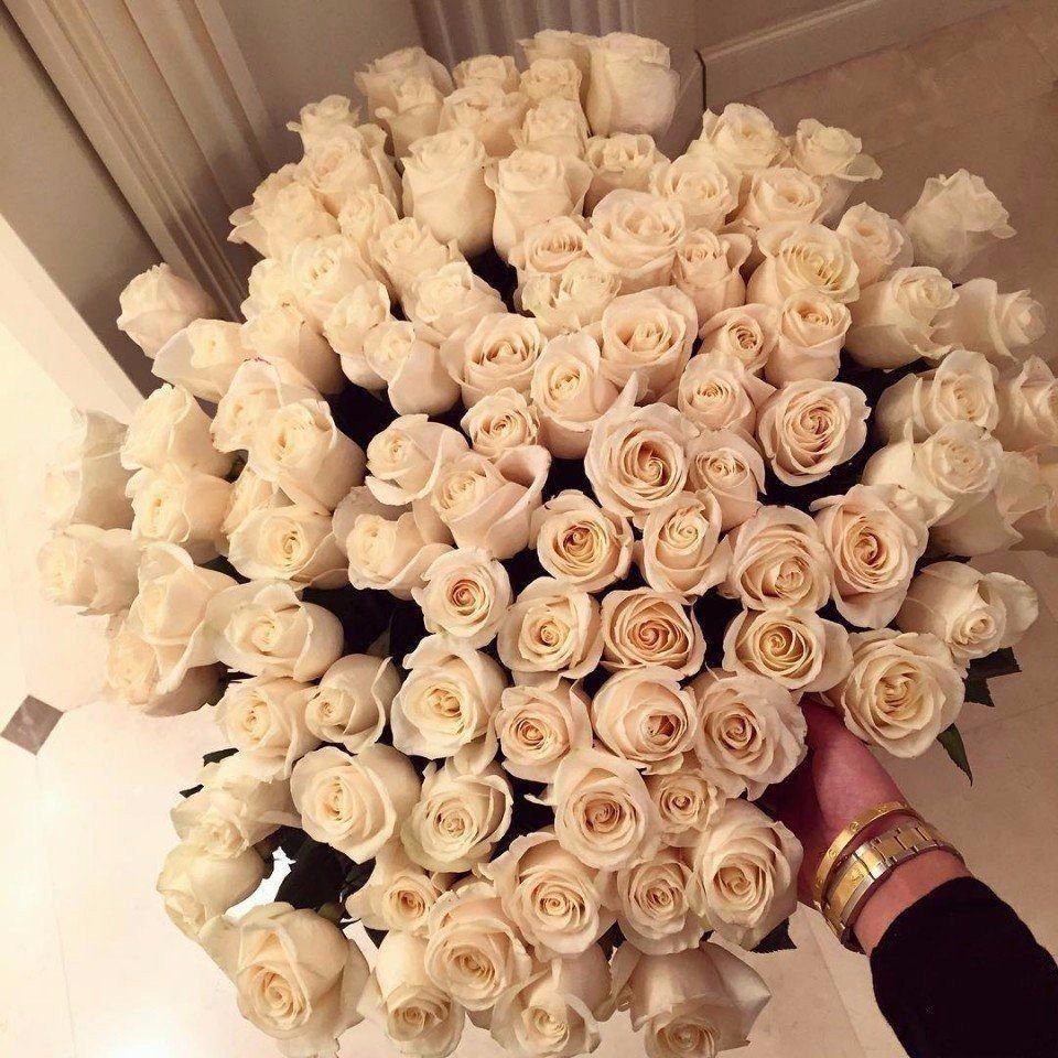 Красивые букеты белых роз пышные