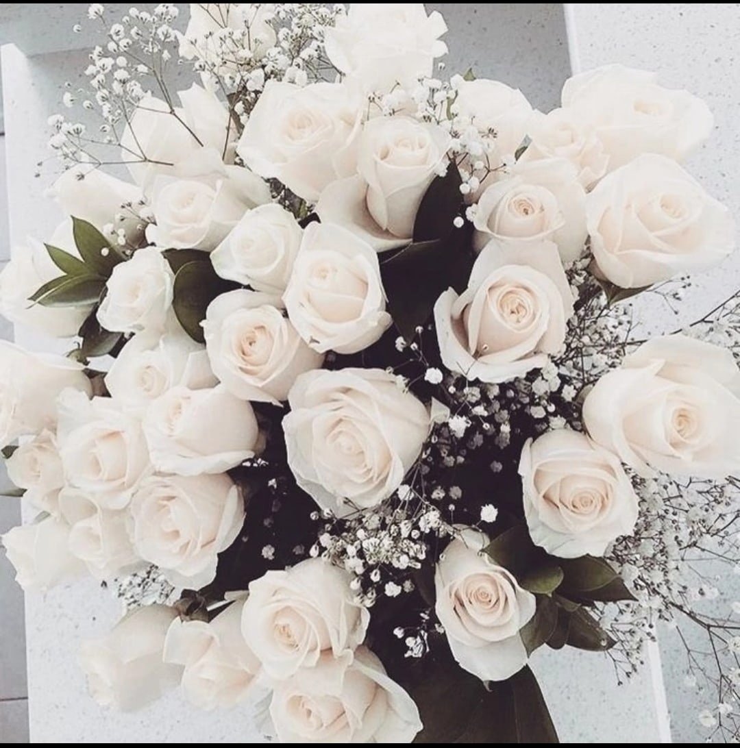 Букет белых роз на кровати