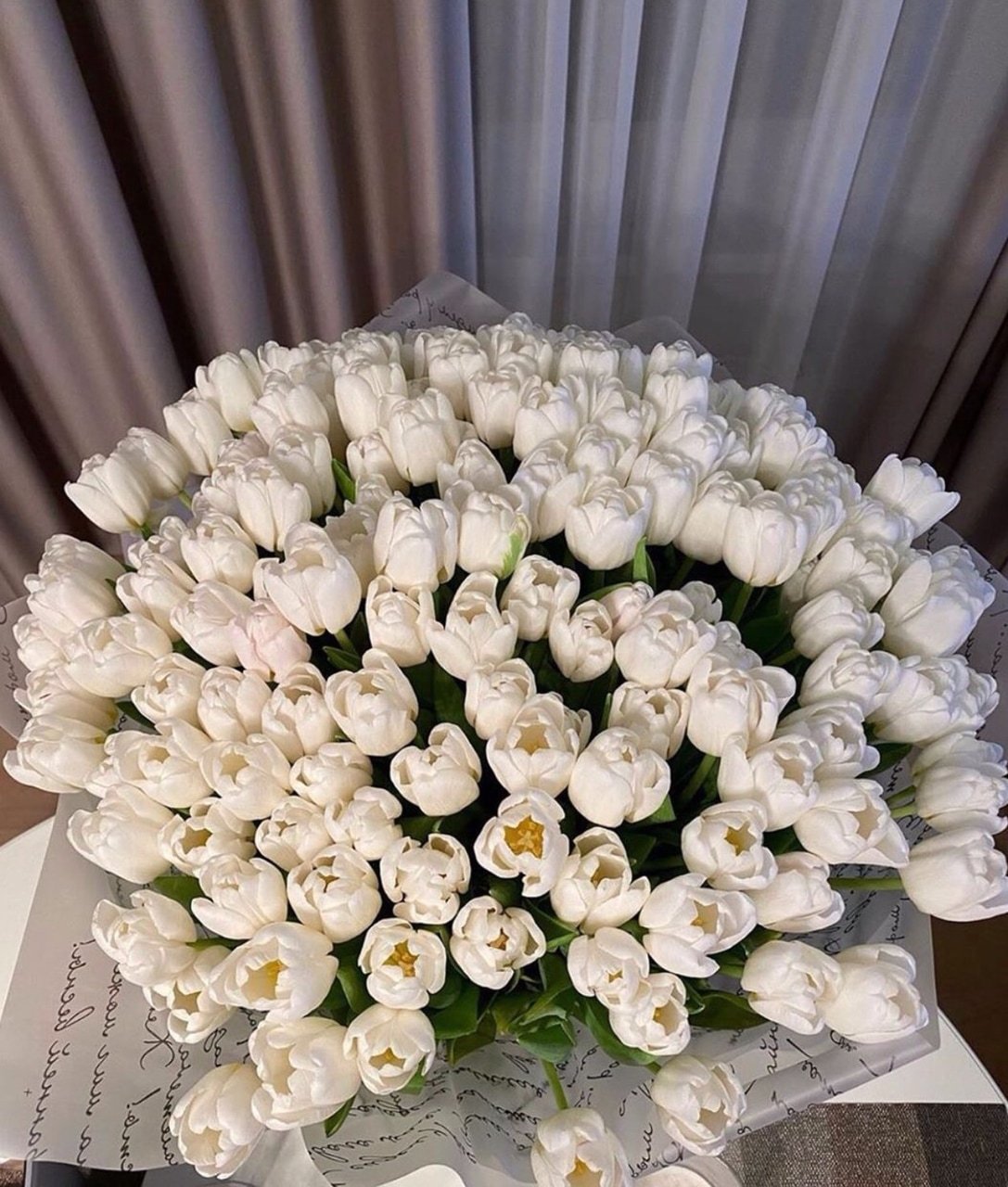 Девушка с букетом белых роз