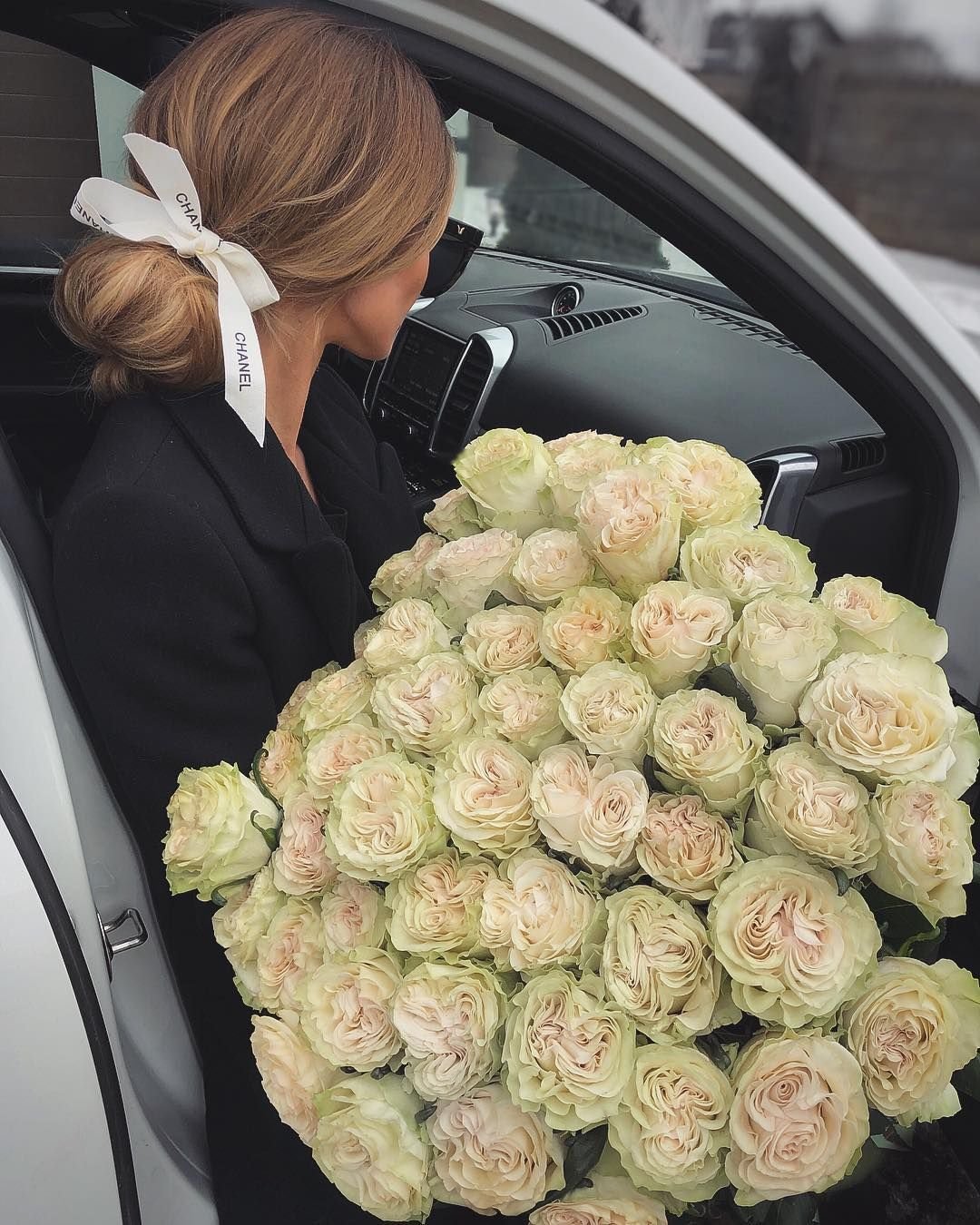 Шикарный букет белых роз в коробке