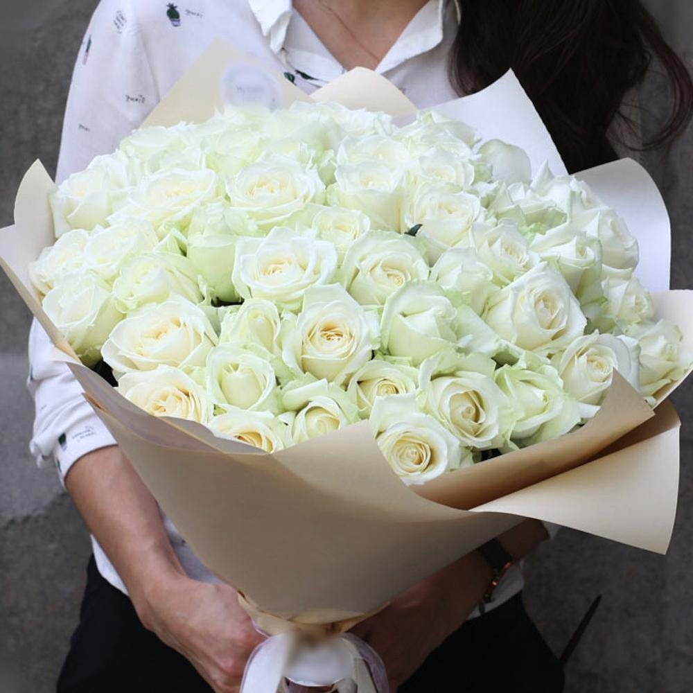 Белые пионы в руках