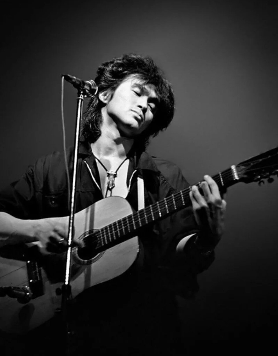 Виктор Цой с гитарой