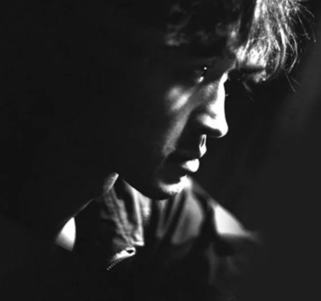 Виктор Цой задумчивый