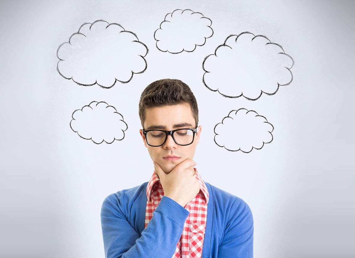 Девушка на фоне доски