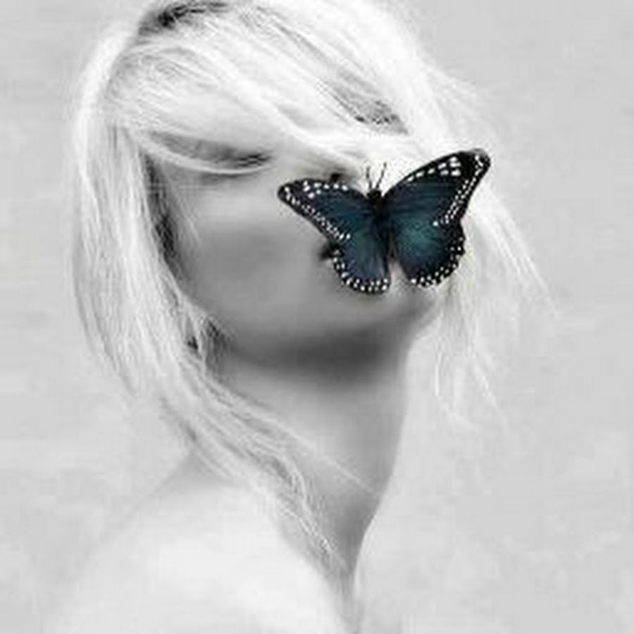 Бабочка на губах девушки