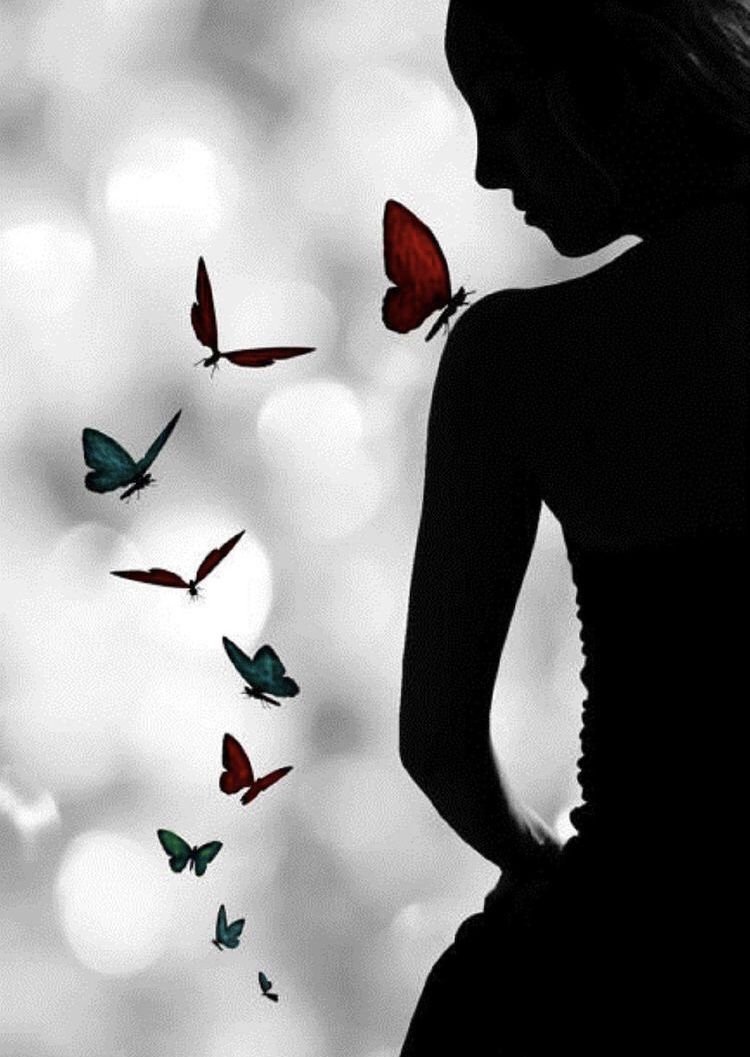 Красивая девушка с бабочками