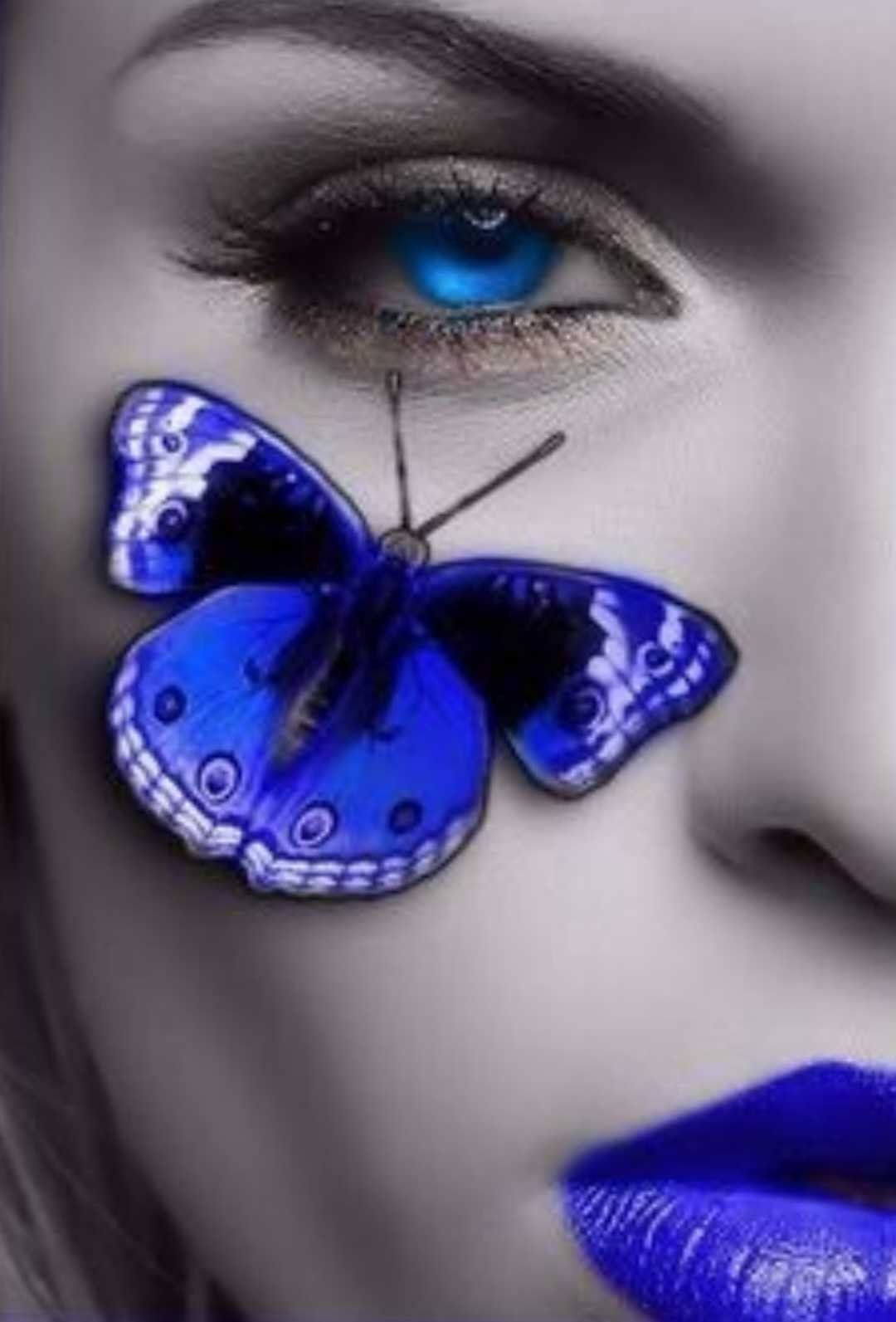 Девушка с бабочкой на лице