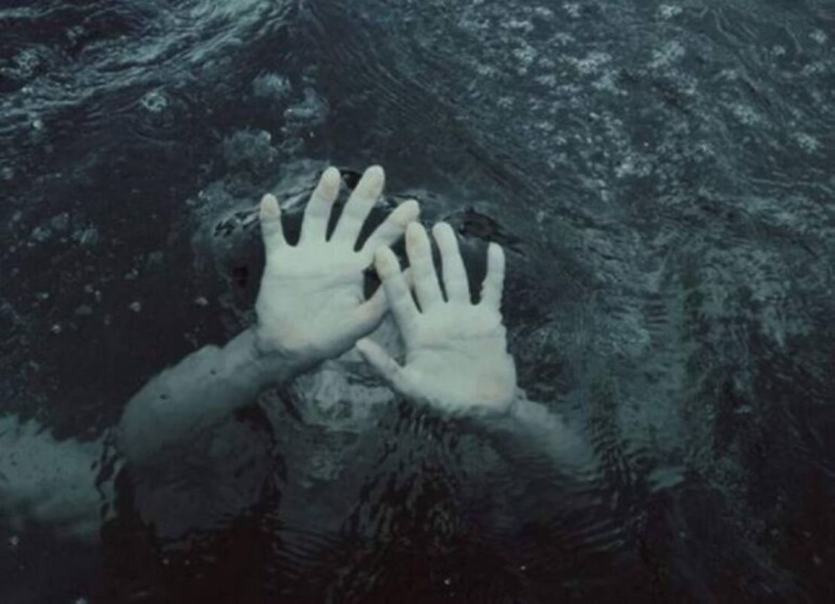 Девушка тонет