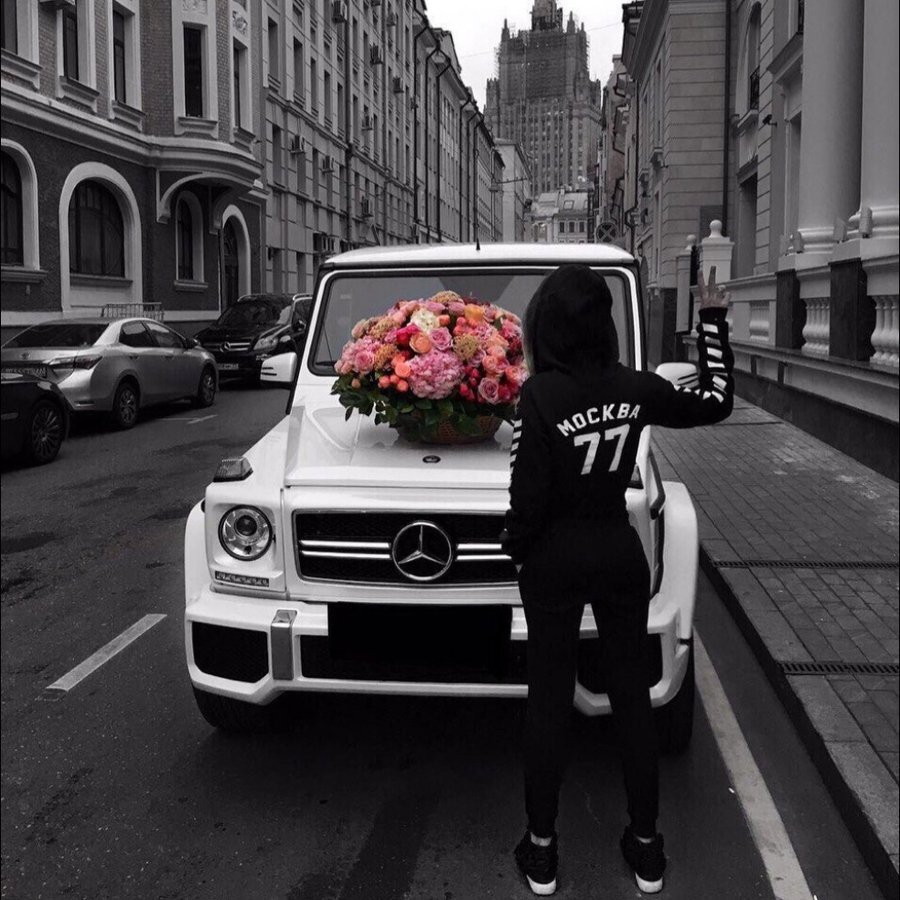 Парень возле машины с цветами