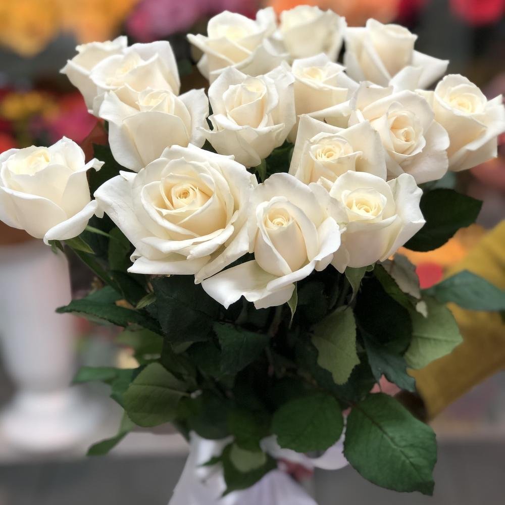Шикарный букет белых роз