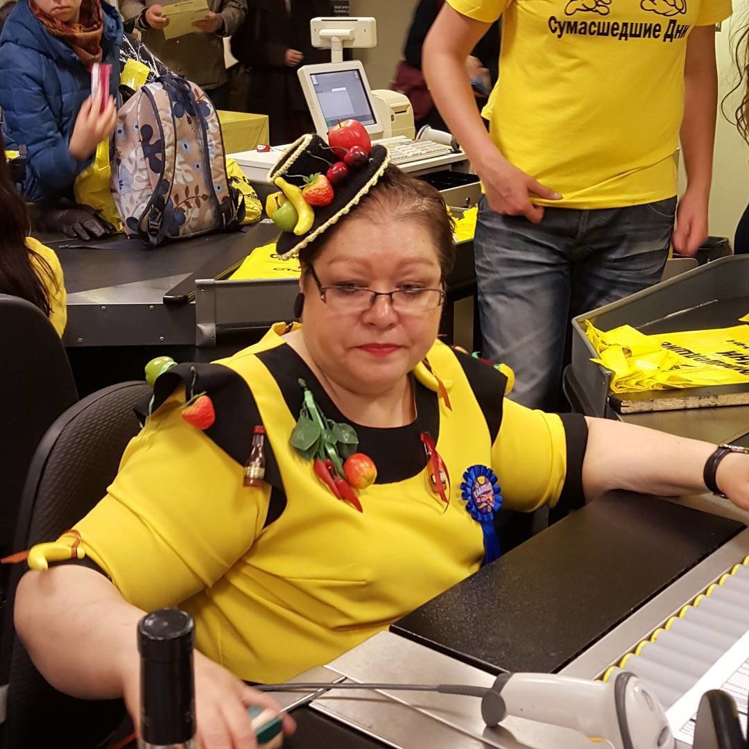 Собака в очках за компьютером