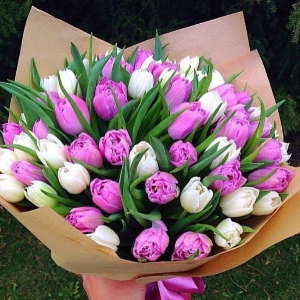 Букет разноцветных тюльпанов