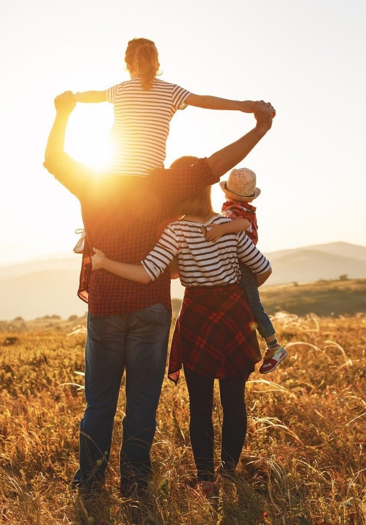 Семейная фотосессия на закате