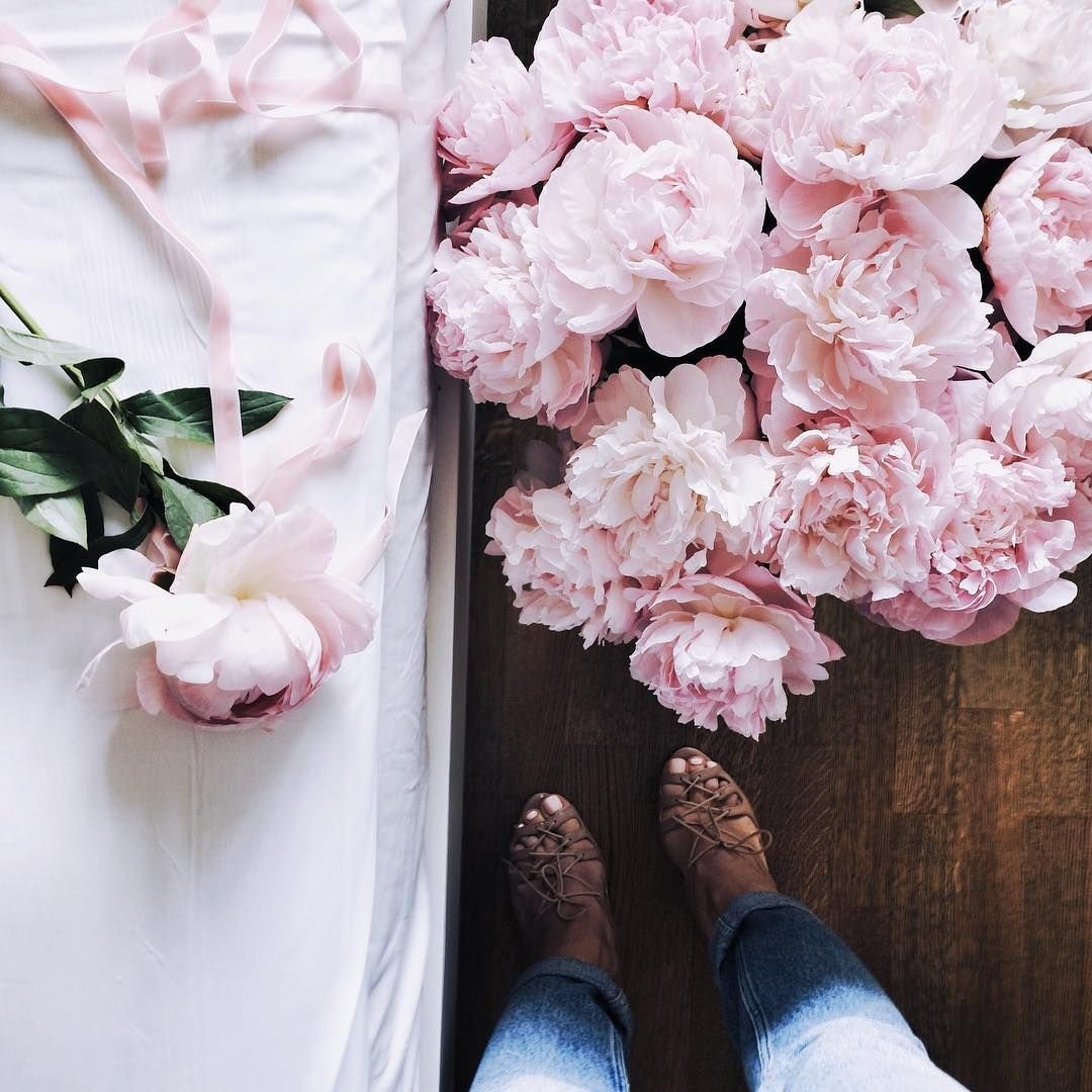 Фотосессия с пионами в кровати