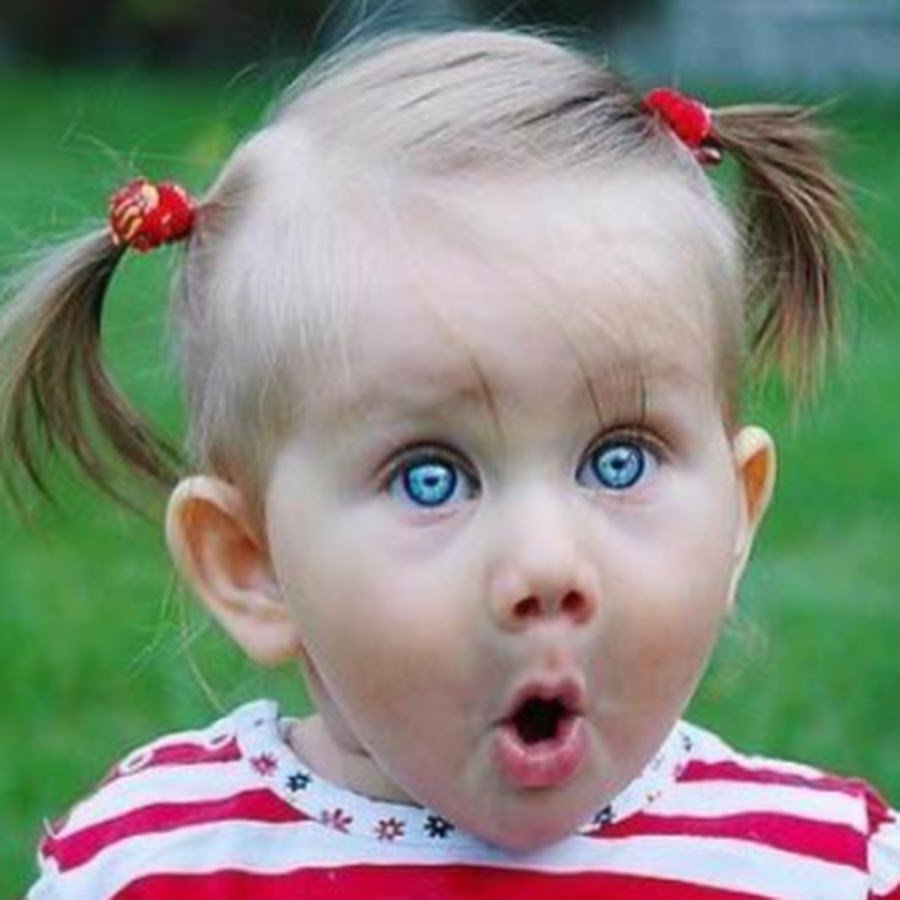 Яркая девушка в очках