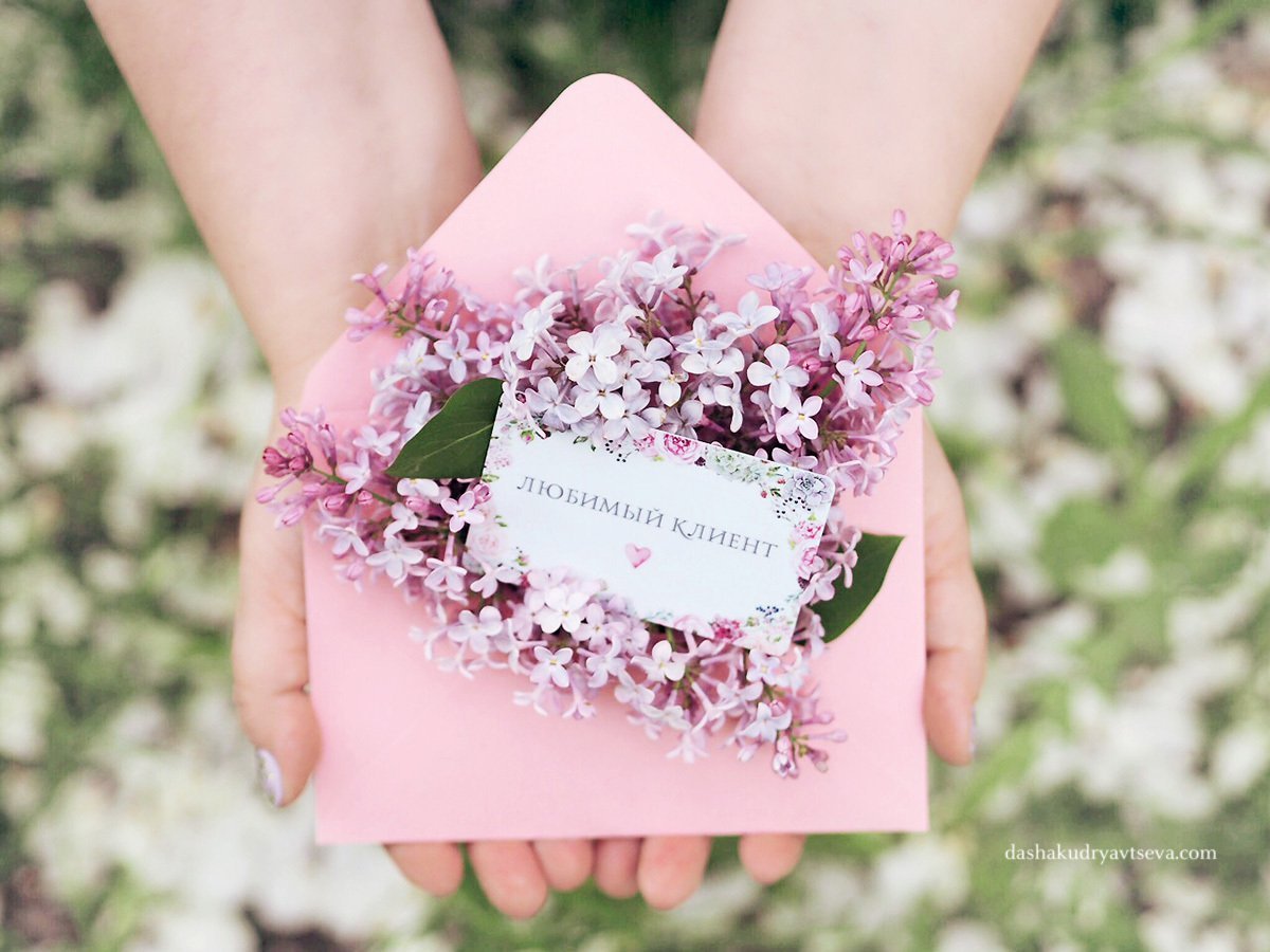 Покупатель в магазине одежды