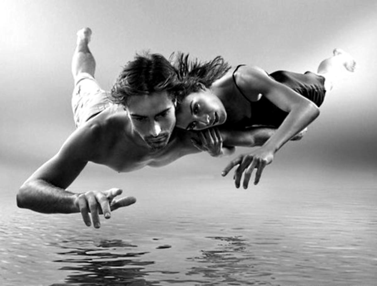 Двое тянутся друг к другу