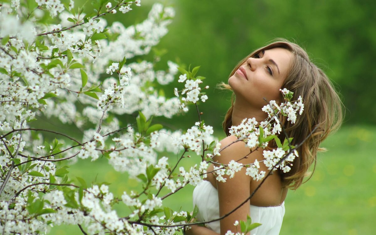 Девушка в цветущем саду