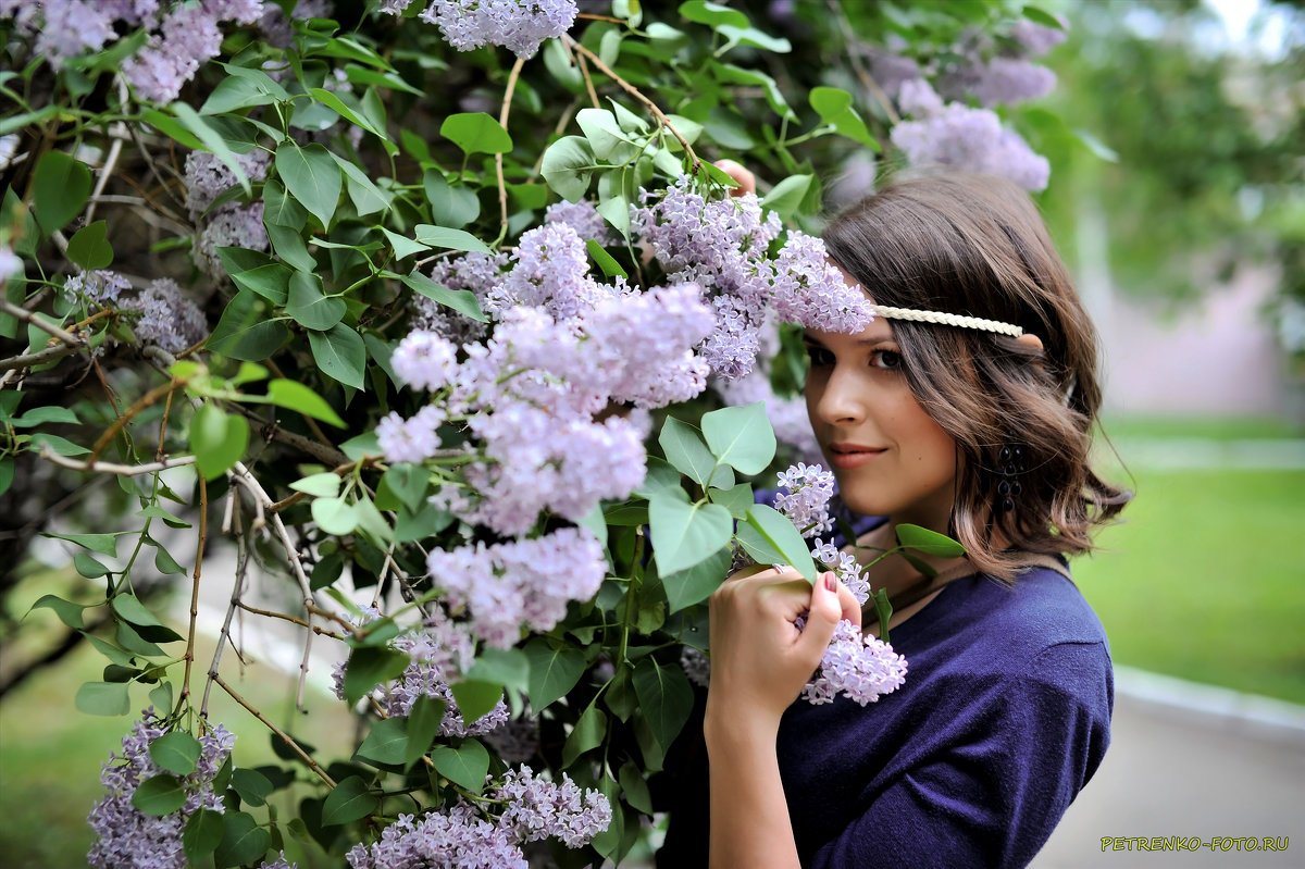 Фотосессия в белой сирени