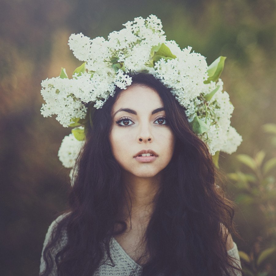 Девушка в венке
