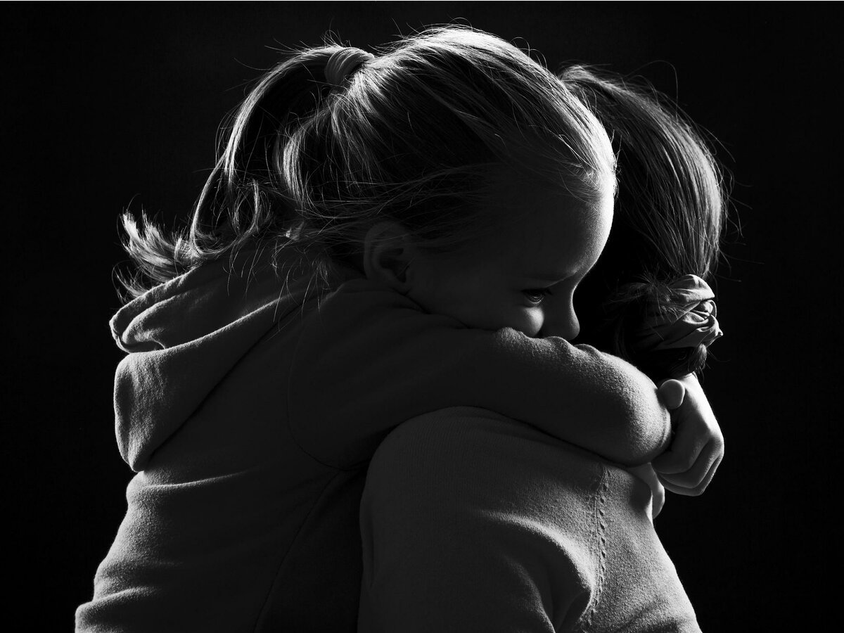 Объятия матери и дочери