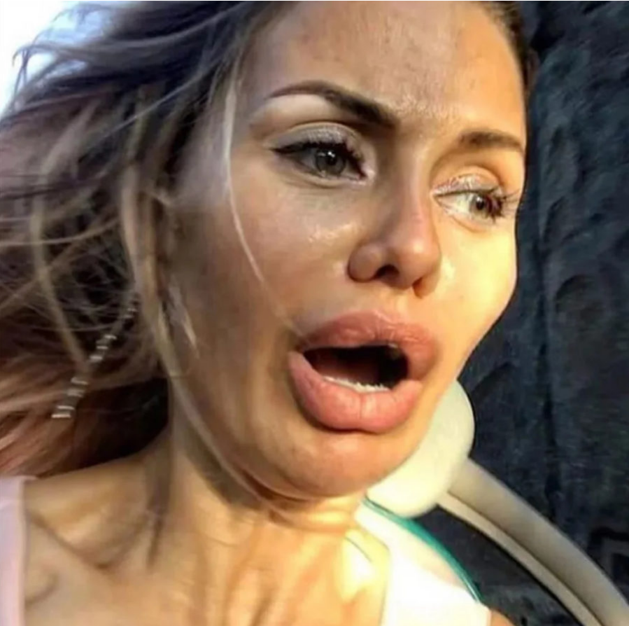 Кот с удивленной мордой