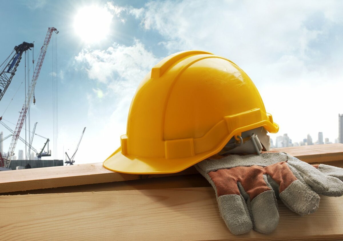 Строитель в каске на стройке