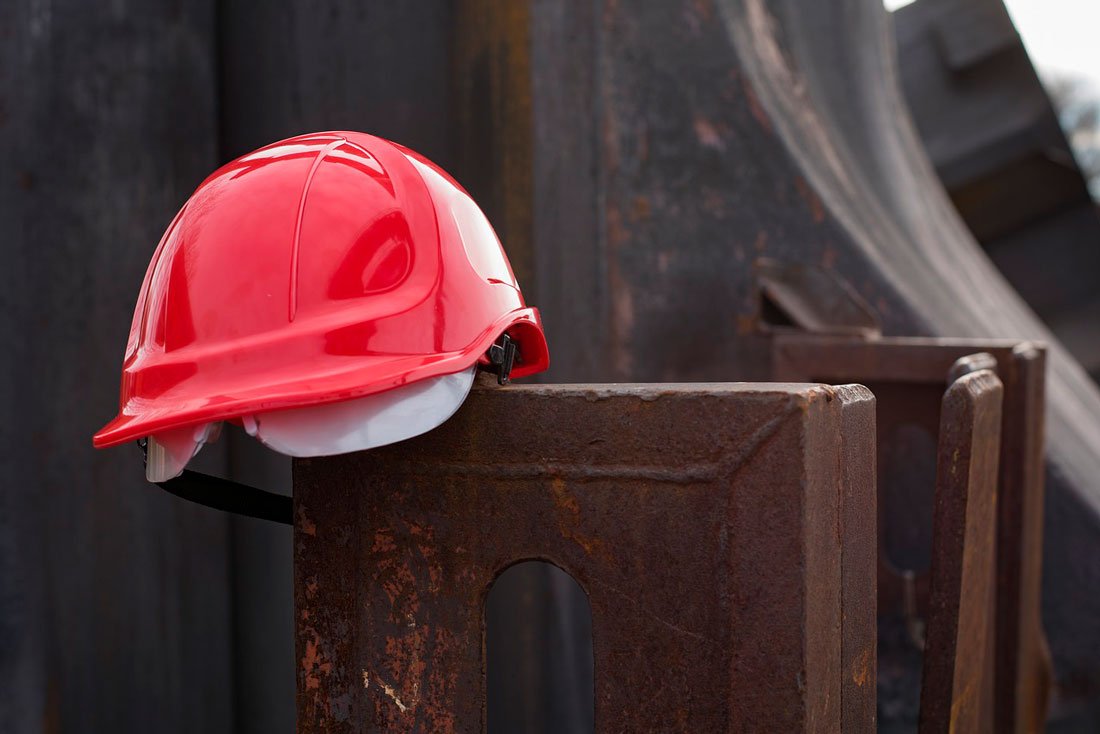 Строительная каска в руке
