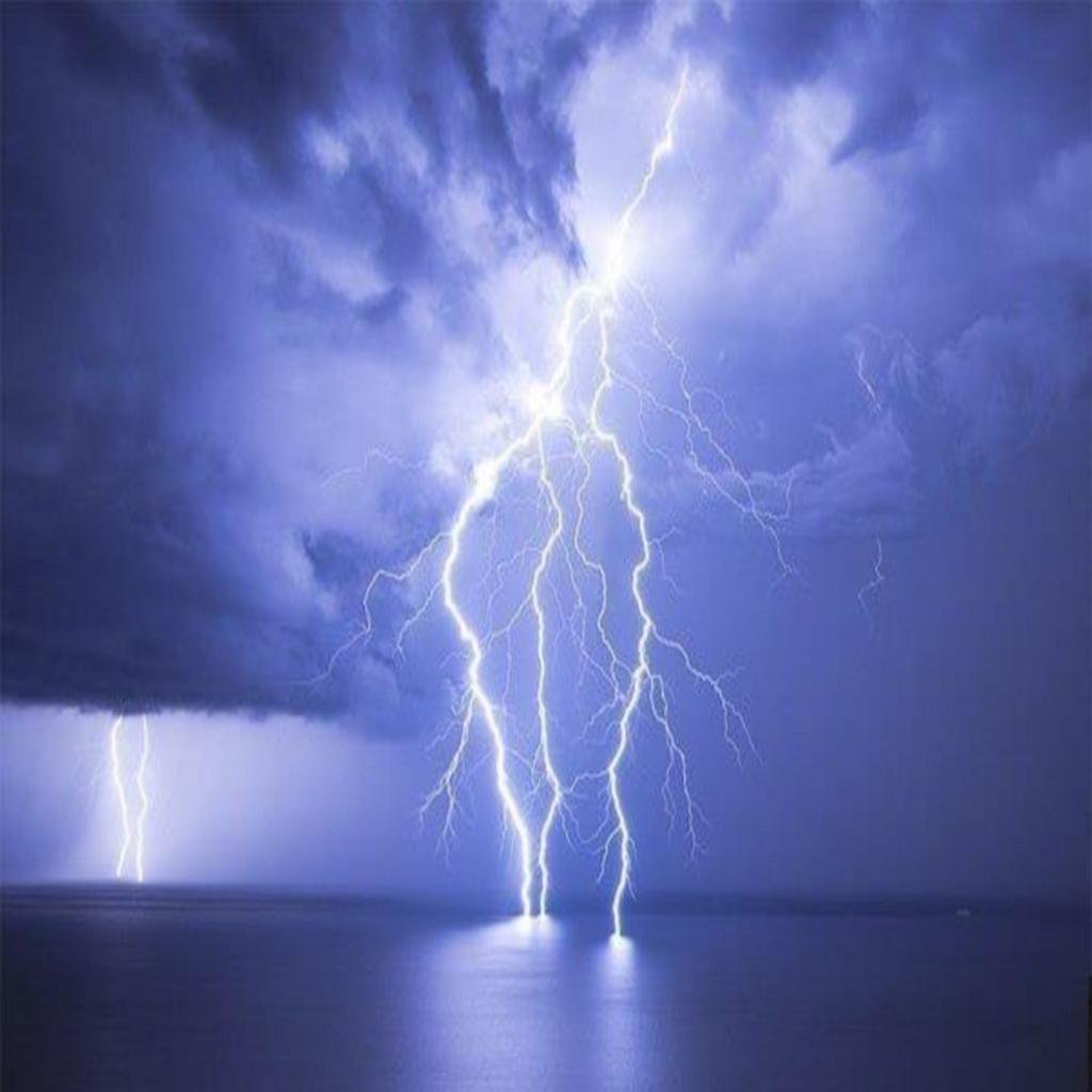 Обои на рабочий стол молния