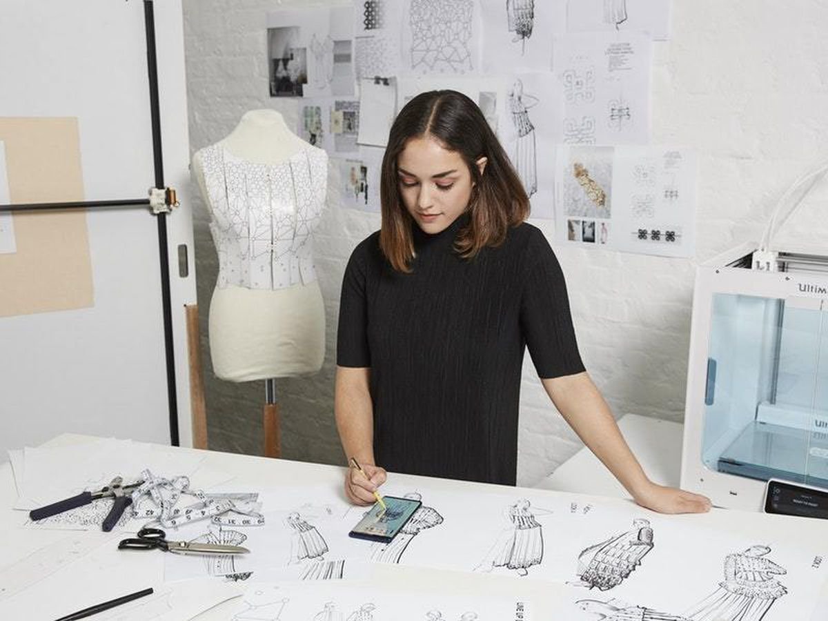 Реклама дизайнера одежды