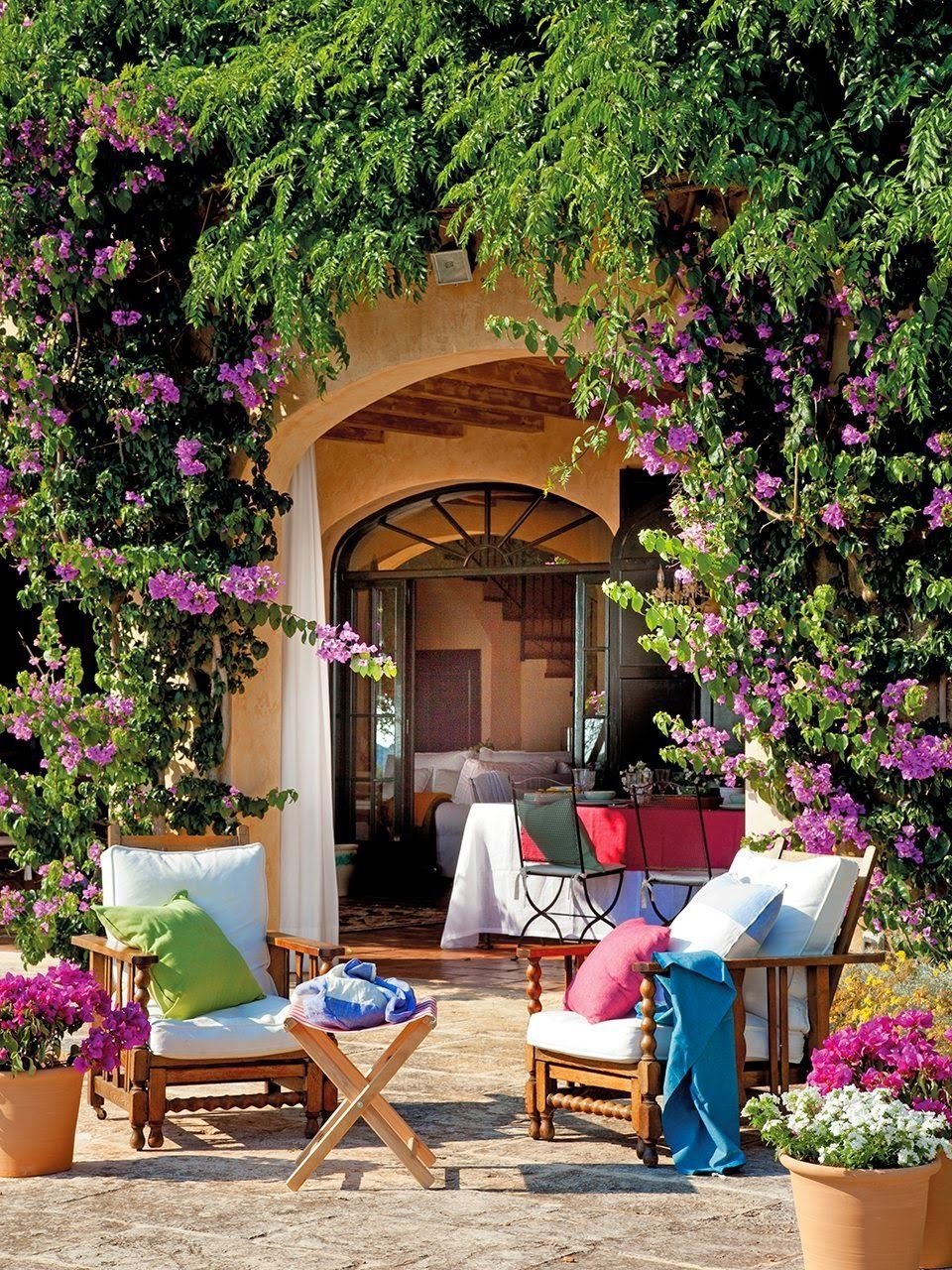 Патио внутренний дворик в саду Испании