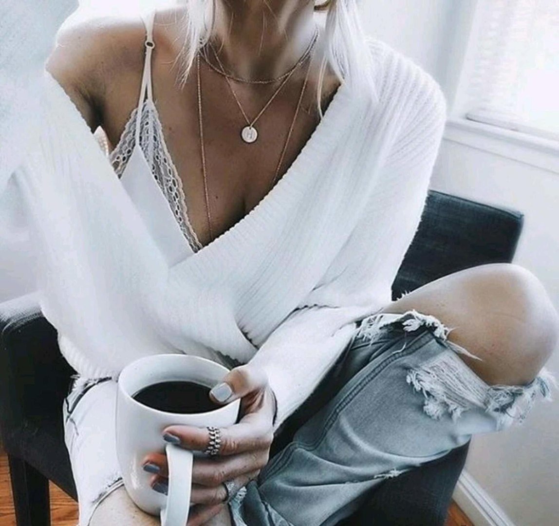 Блондинка пьет кофе