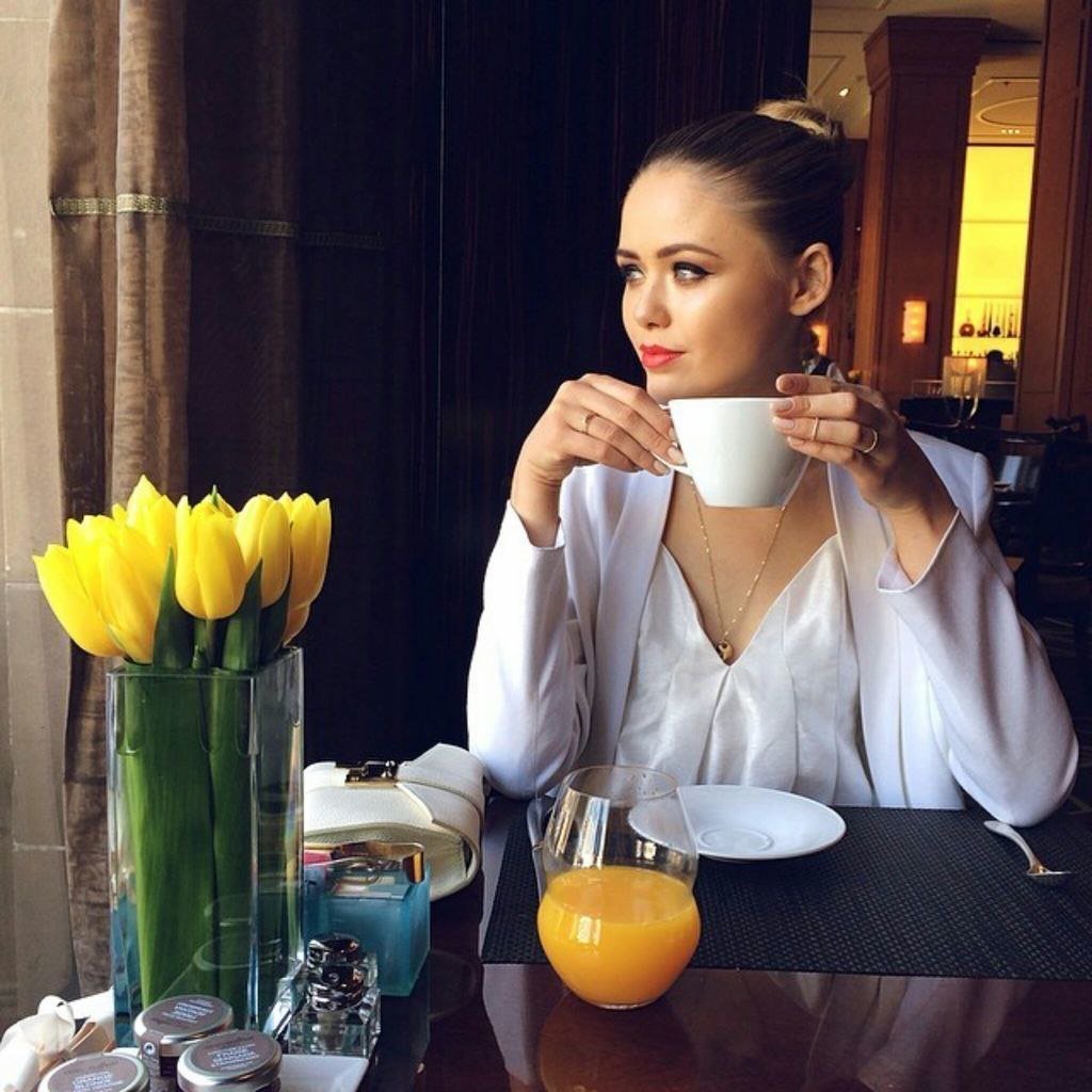 Красивая девушка с чашкой кофе