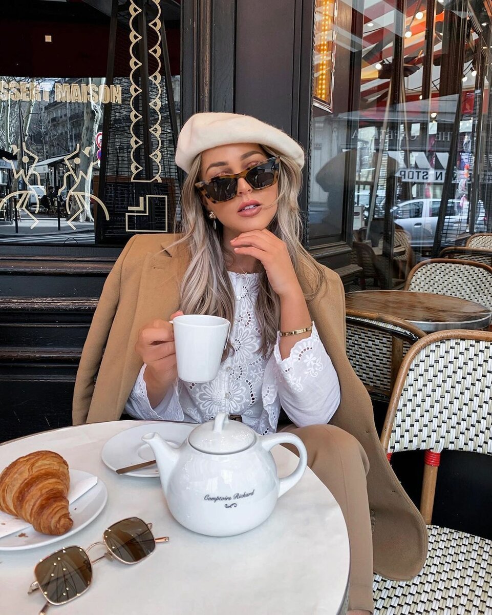 Стильная девушка в кофейне