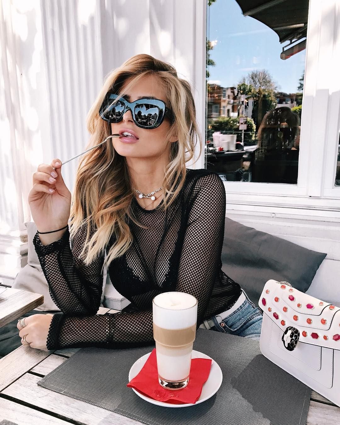 Стильная девушка в очках