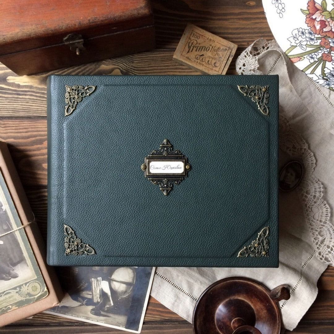 Старинный альбом для фотографий