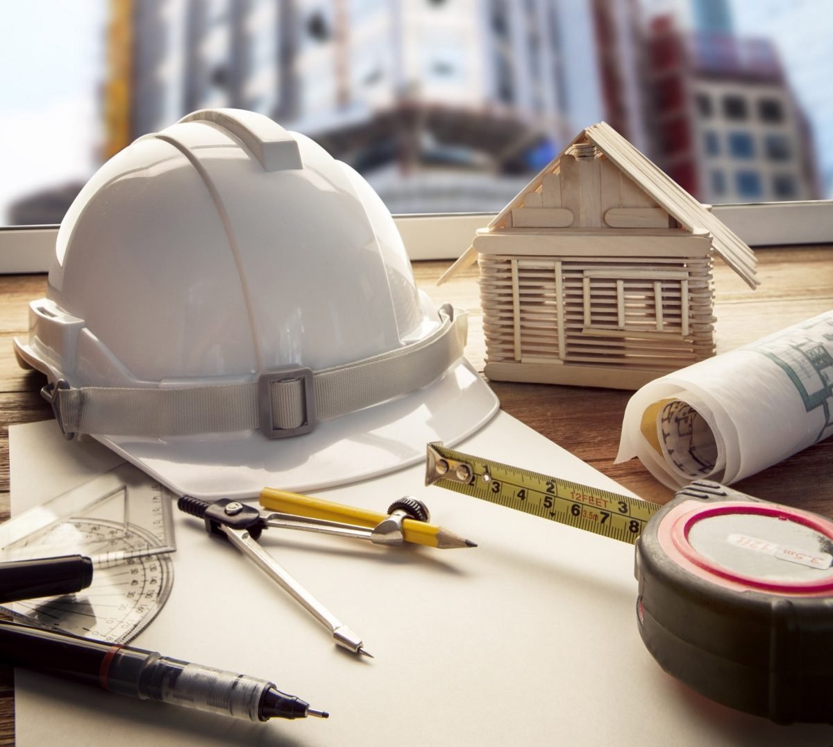 Каска на фоне стройки