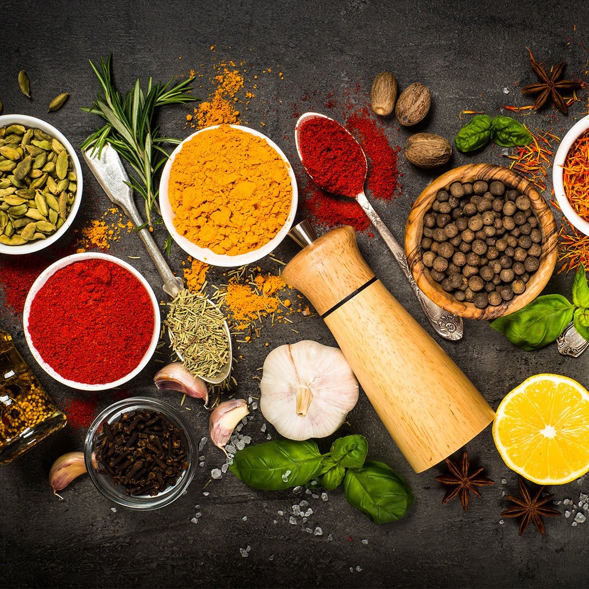 Специи и приправ на черном фоне